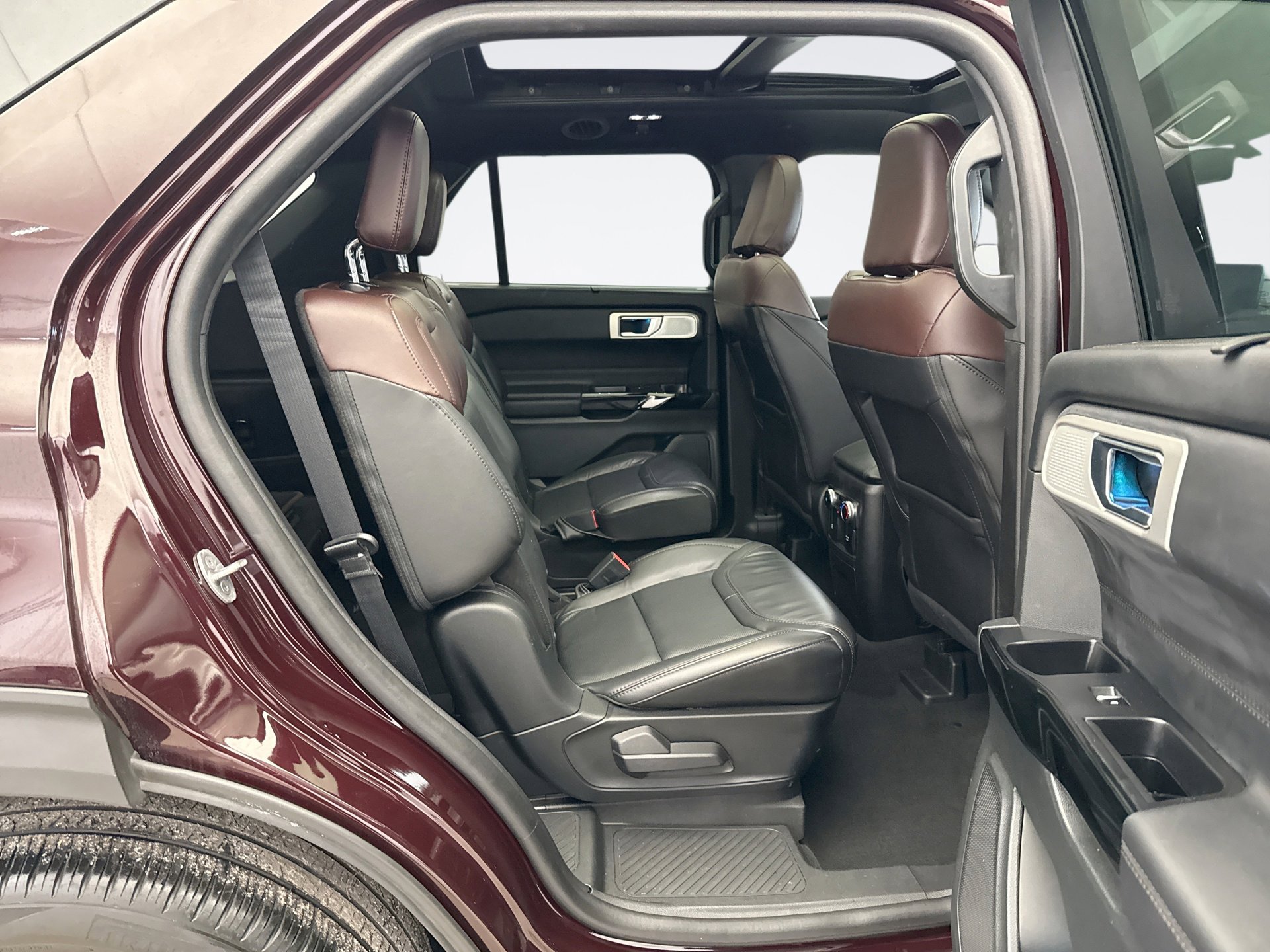 Used 2023 Ford Explorer Platinum w/ Premium Technology Package image 17