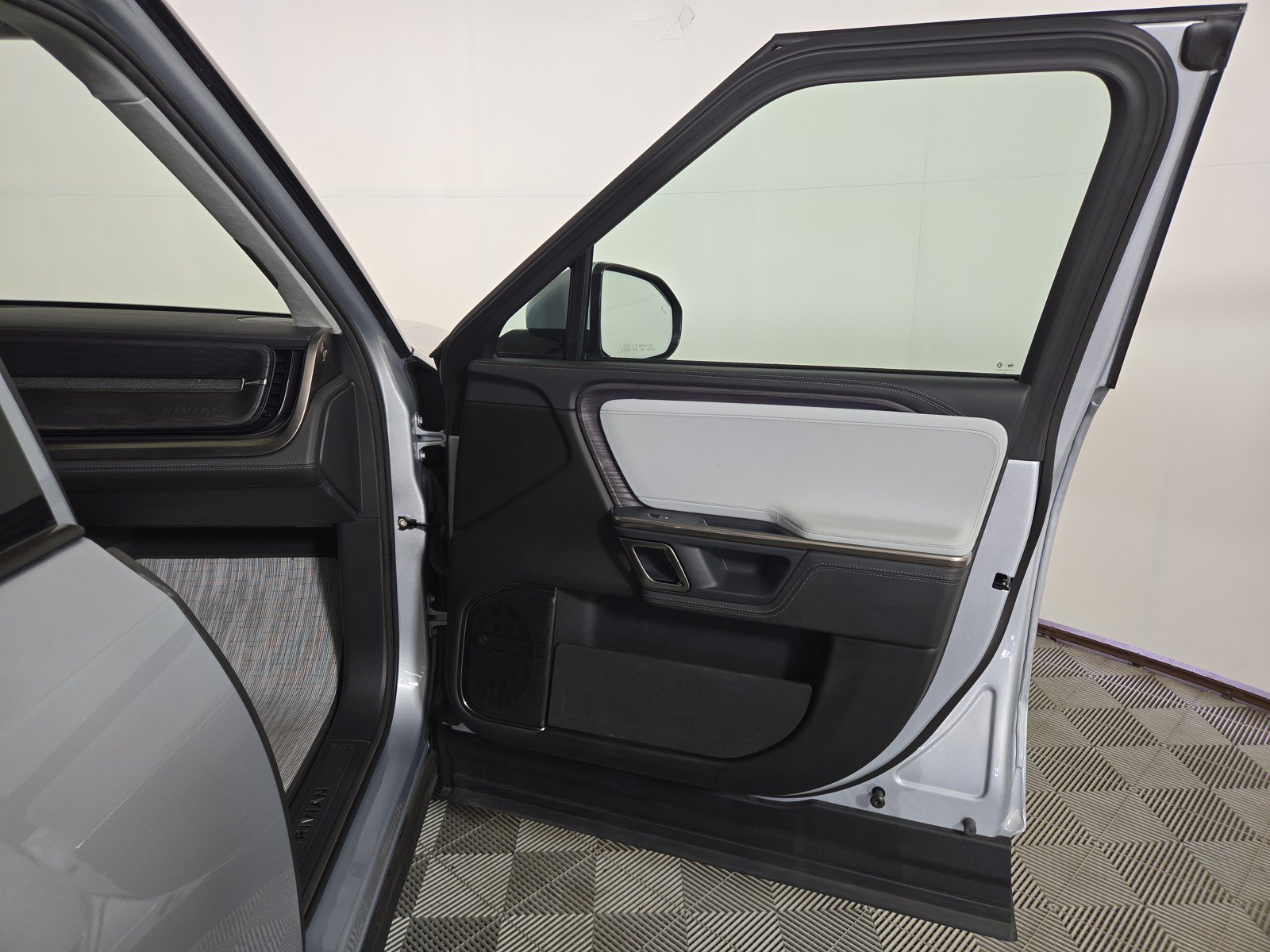 Used 2024 Rivian R1S Adventure AWD/4WD image 18