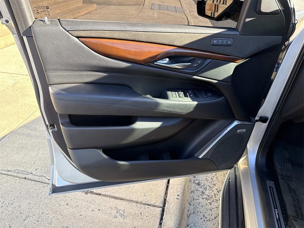 Used 2018 Cadillac Escalade ESV Premium Luxury image 15