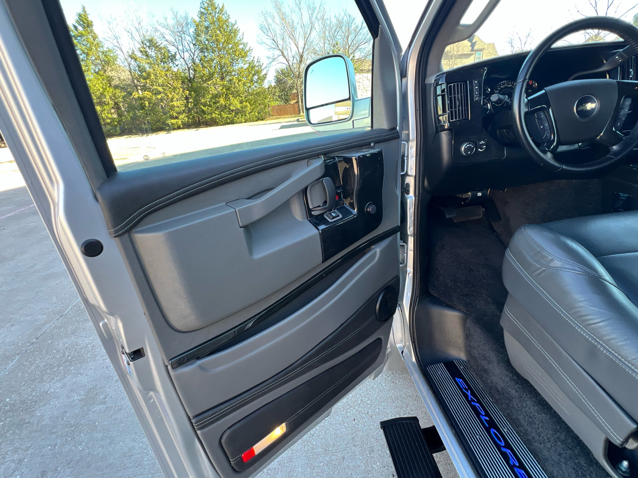 Used 2023 Chevrolet Express 2500 Extended image 25