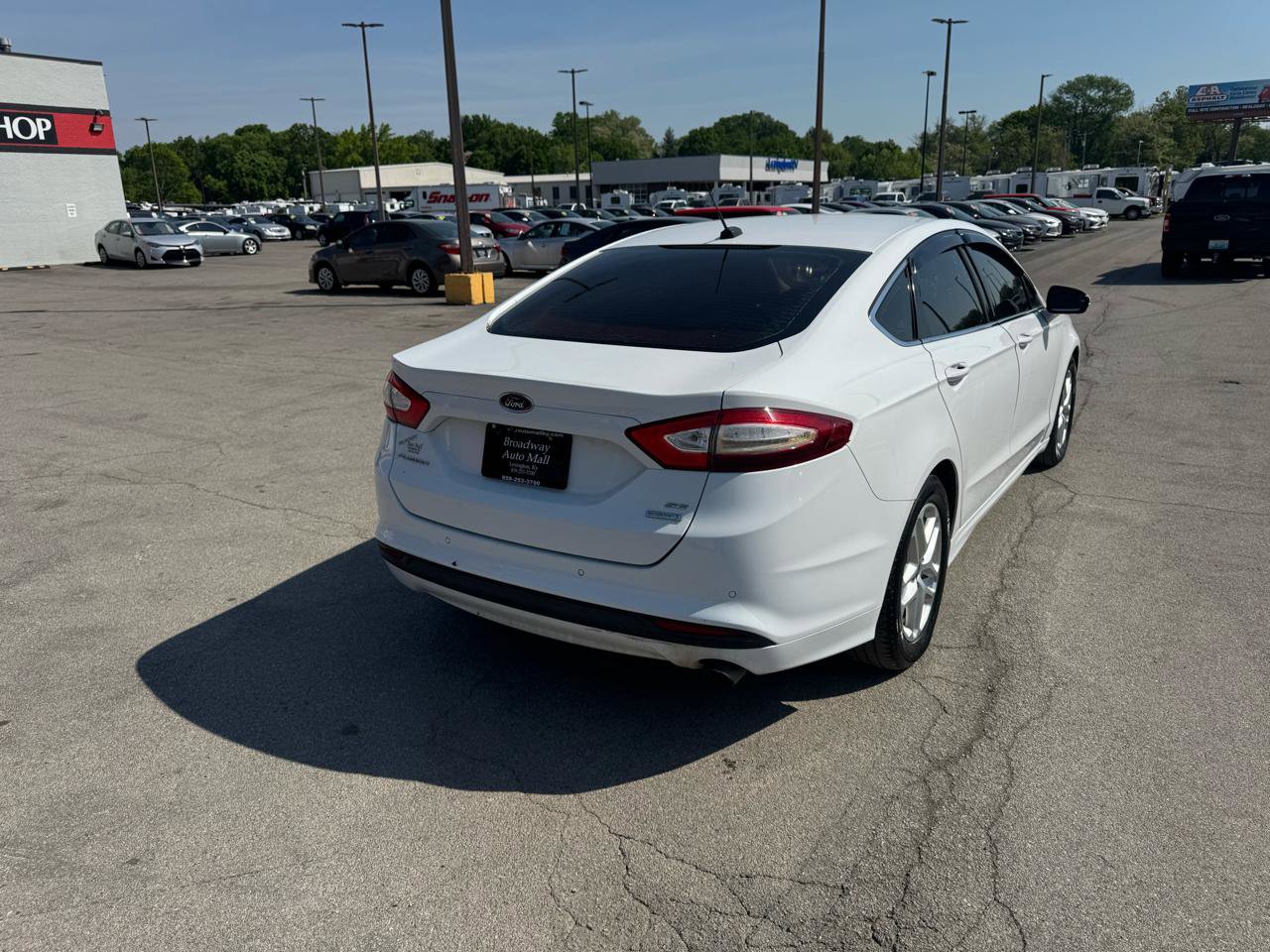 Used 2016 Ford Fusion SE w/ Equipment Group 202A FWD image 3