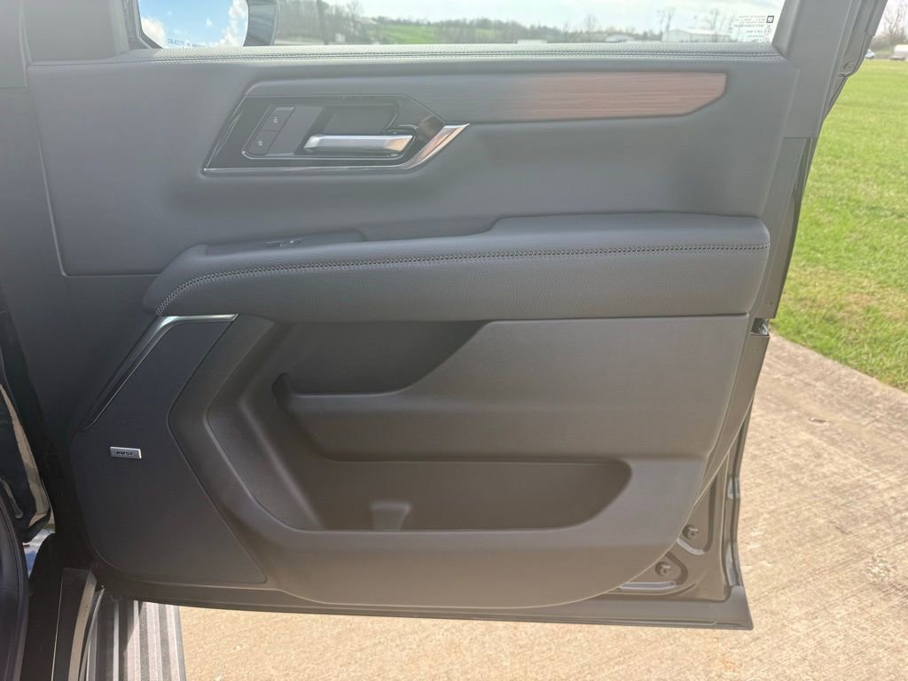 Used 2025 GMC Yukon XL Denali w/ Sun & Power Step Package image 25