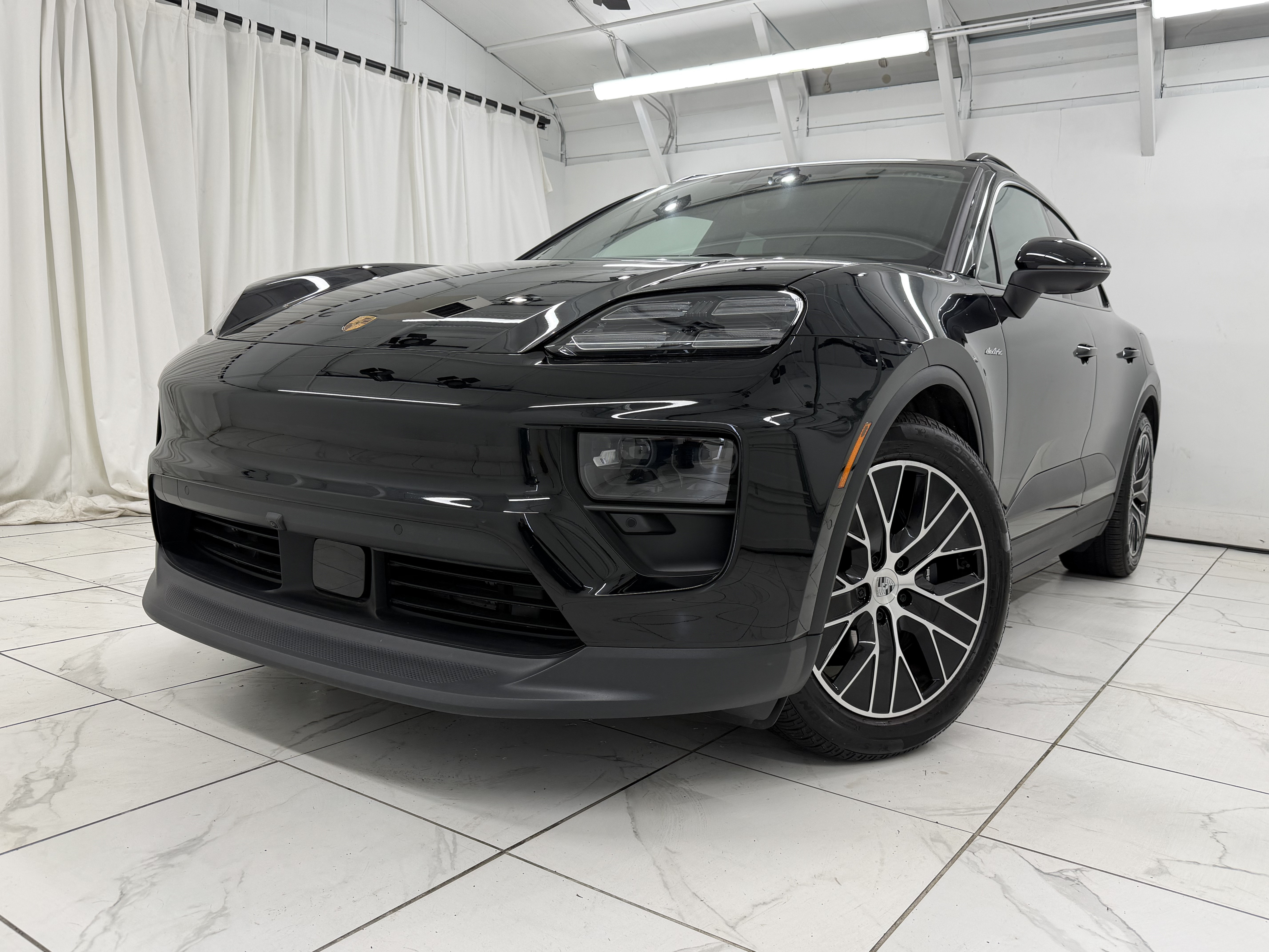 Certified 2025 Porsche Macan Electric RWD image 8