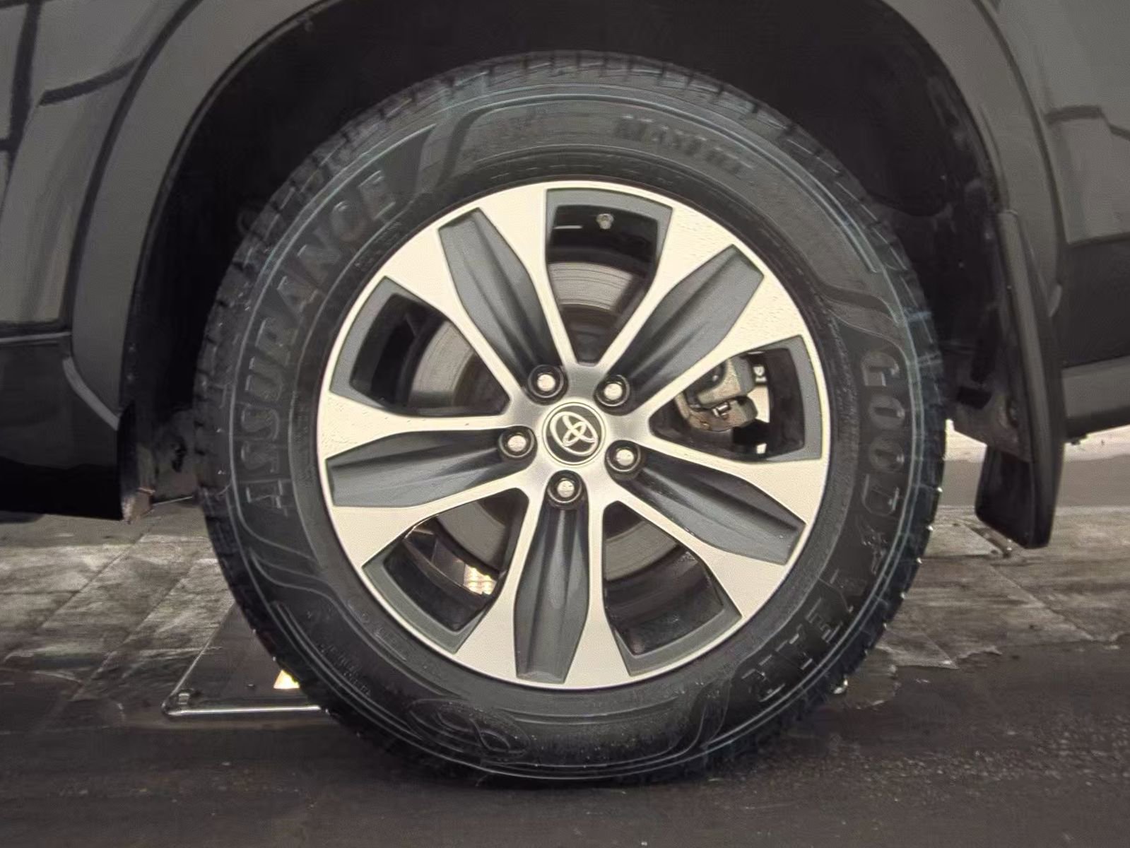 Used 2022 Toyota Highlander XLE image 12