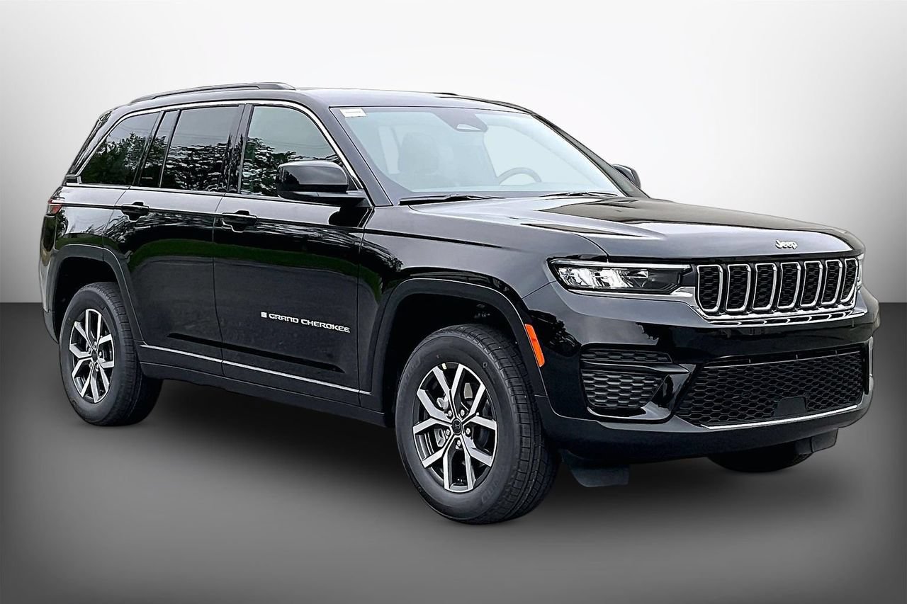 New 2027 Jeep Grand Cherokee Laredo RWD image 2
