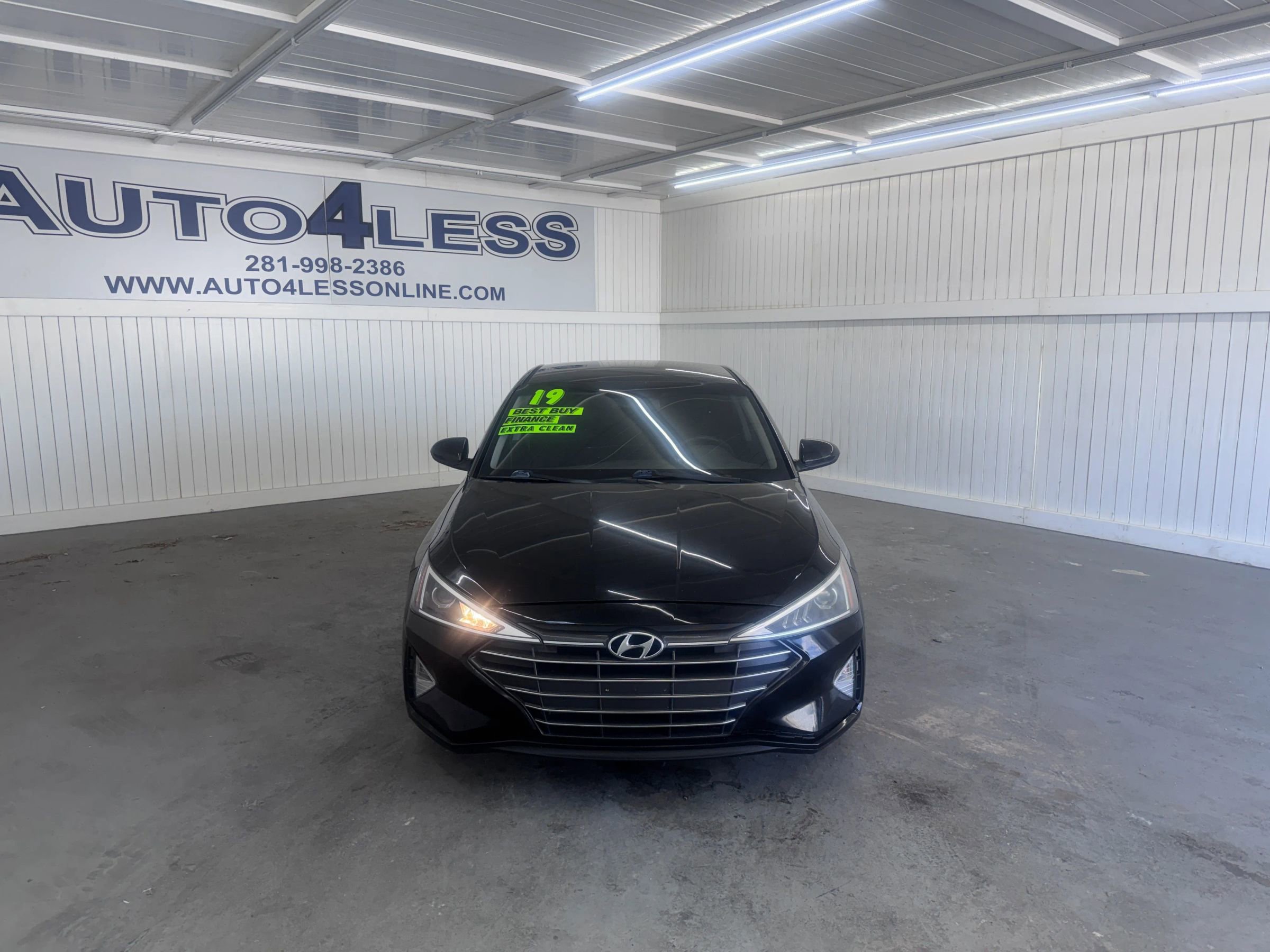 Used 2019 Hyundai Elantra SE w/ Cargo Package FWD image 2