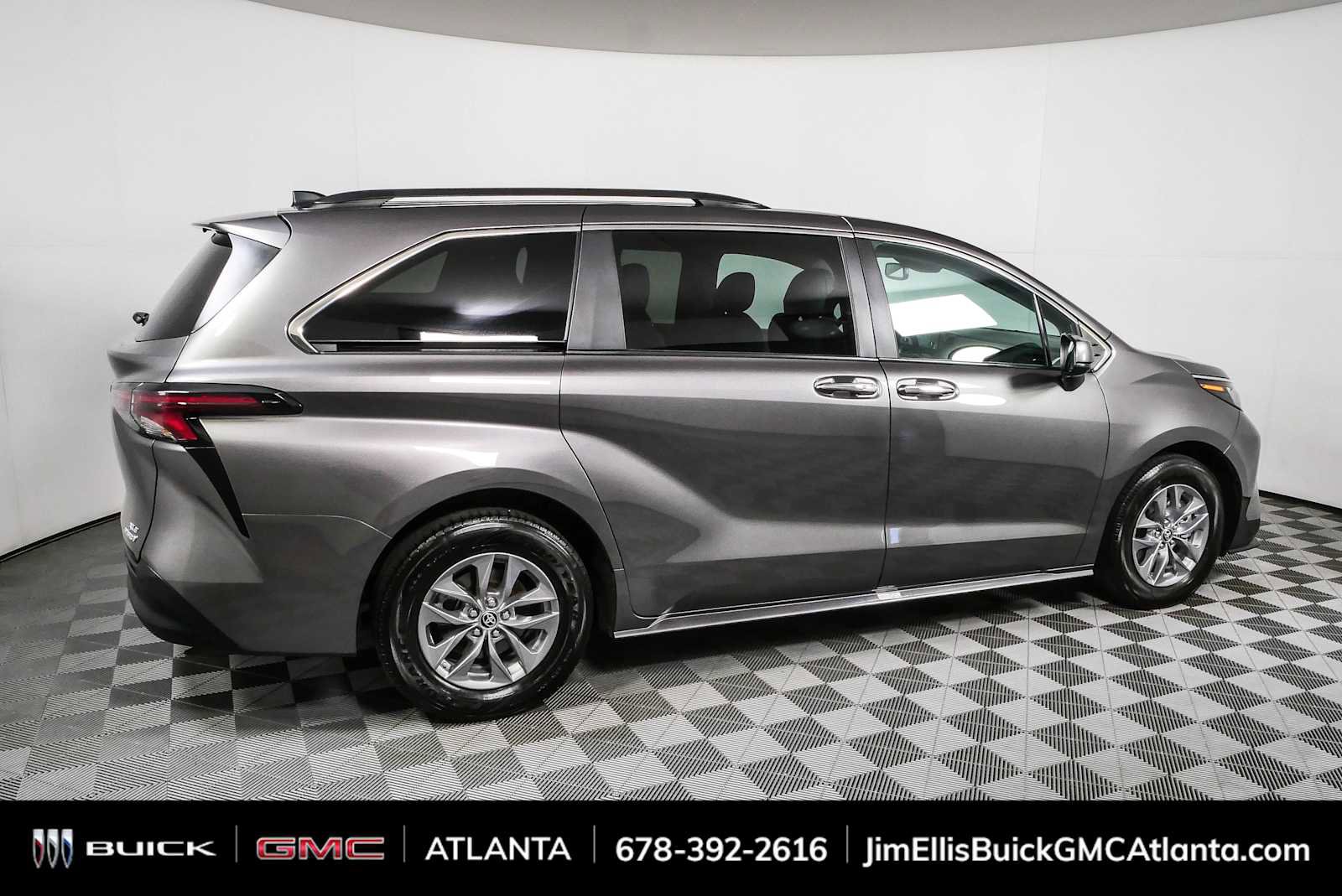 Used 2024 Toyota Sienna XLE FWD image 2