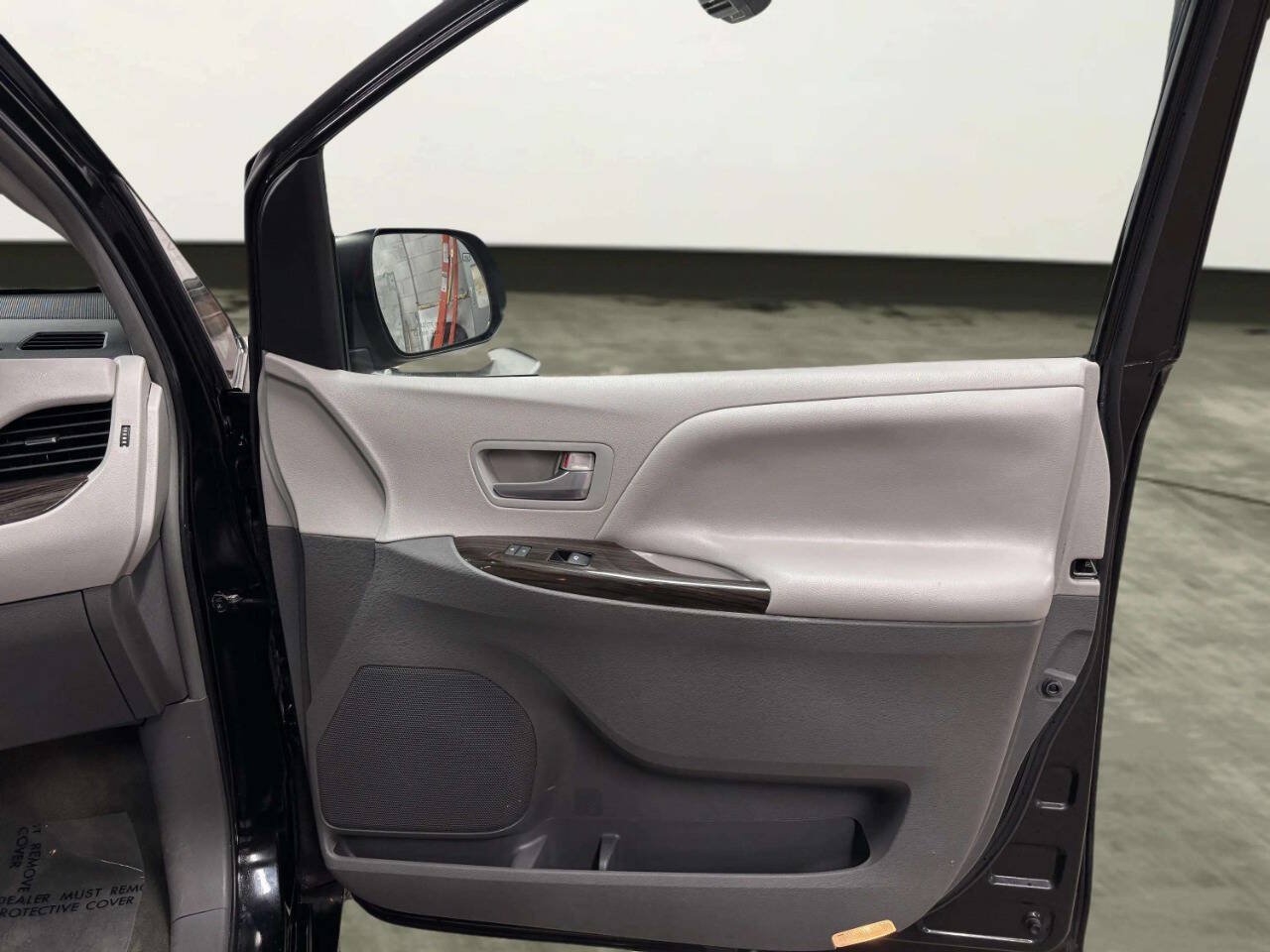 Used 2015 Toyota Sienna XLE FWD image 21