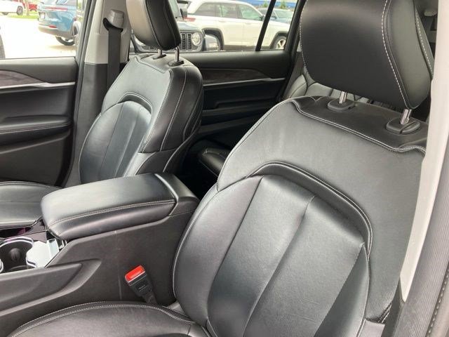 Certified 2022 Jeep Grand Cherokee L Limited AWD/4WD image 12
