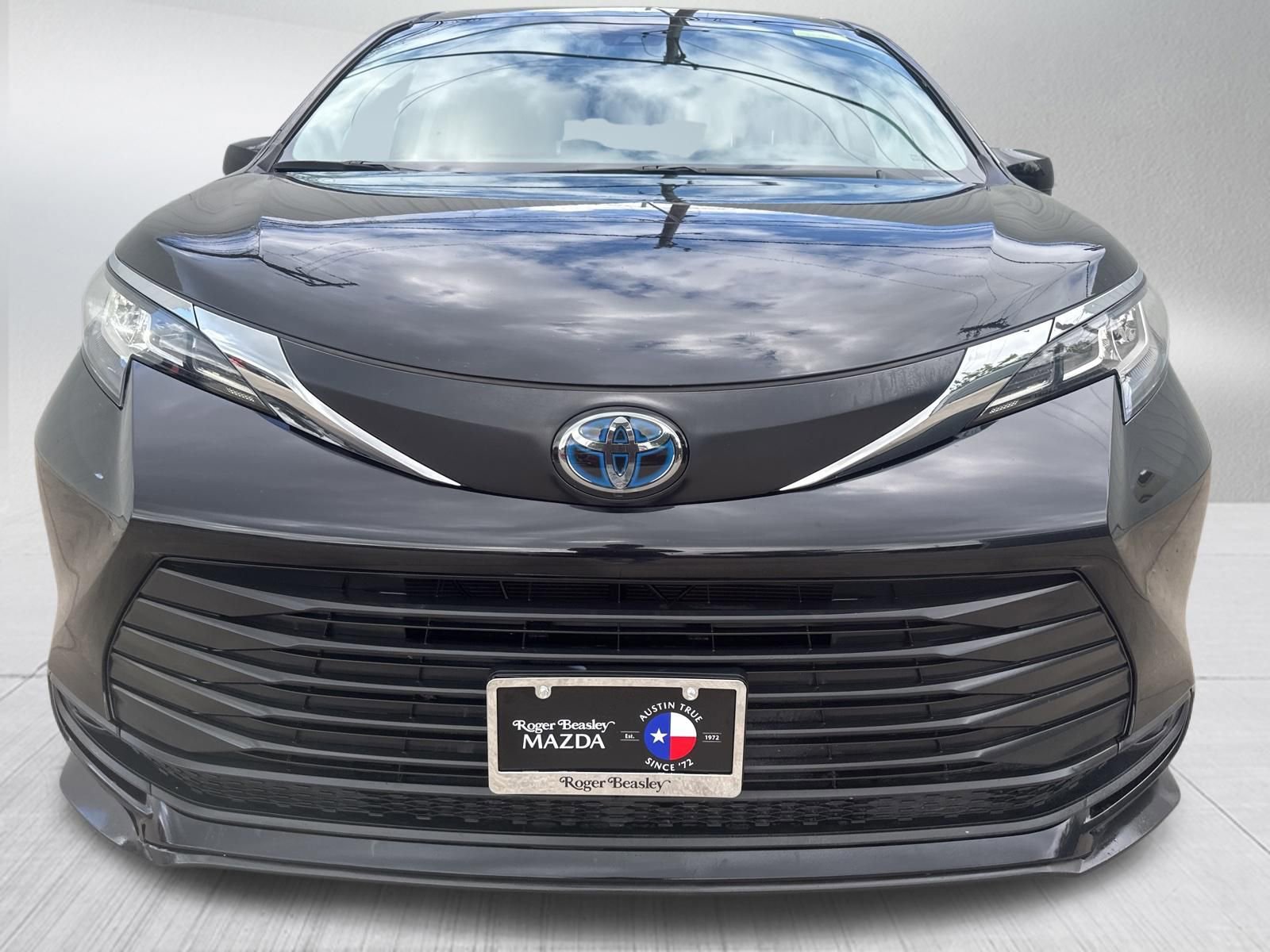 Used 2023 Toyota Sienna LE FWD image 2