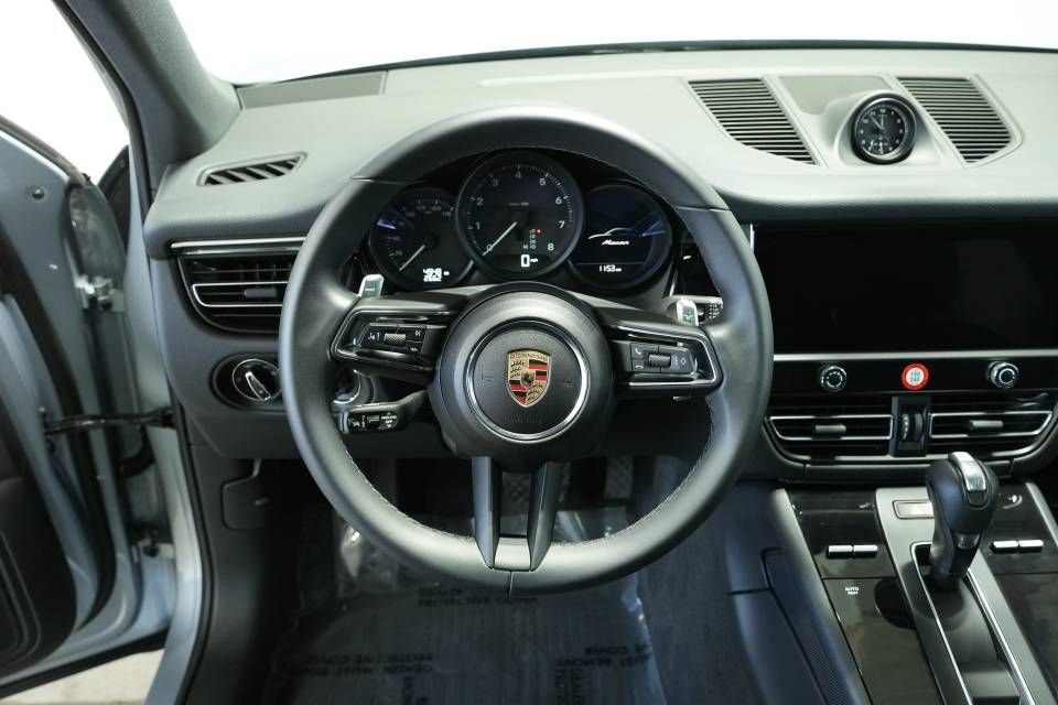 Certified 2025 Porsche Macan AWD/4WD image 13