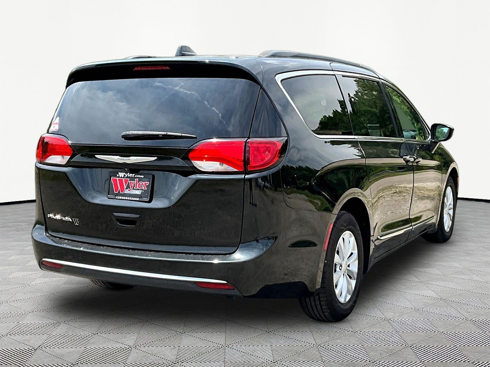 Used 2017 Chrysler Pacifica Touring-L FWD image 14