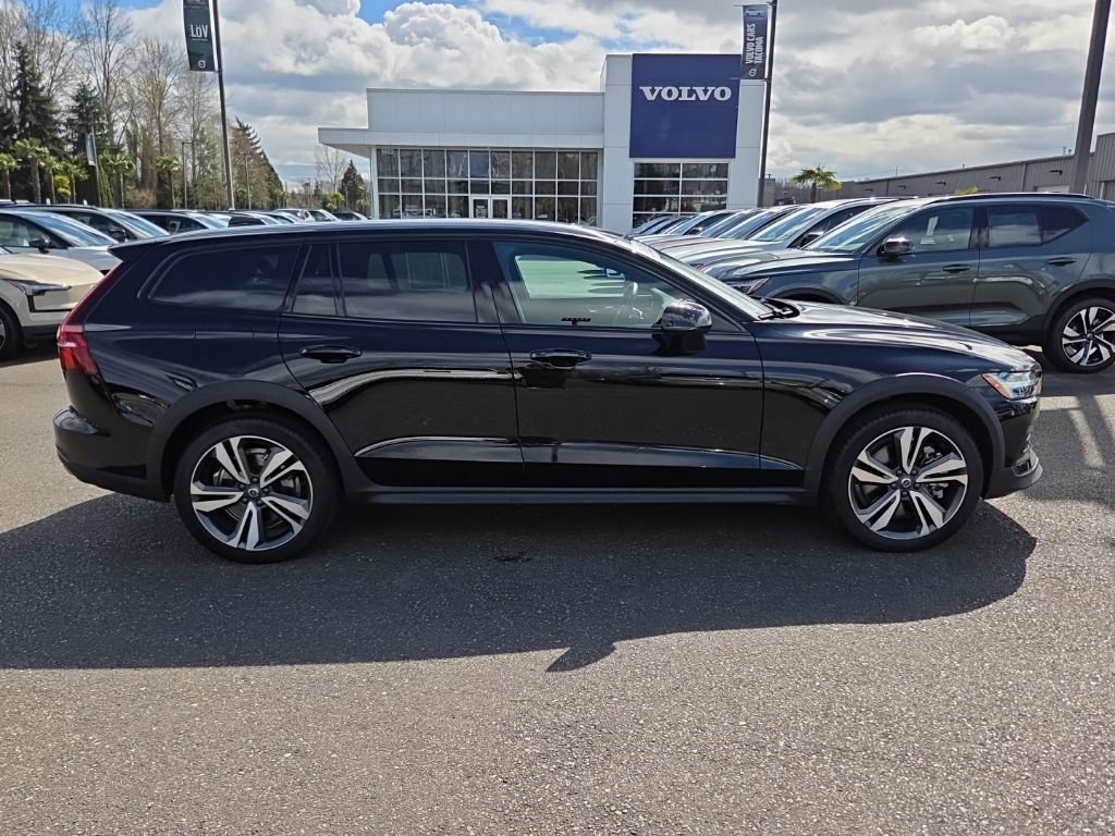 Certified 2025 Volvo V60 B5 Cross Country Plus image 9