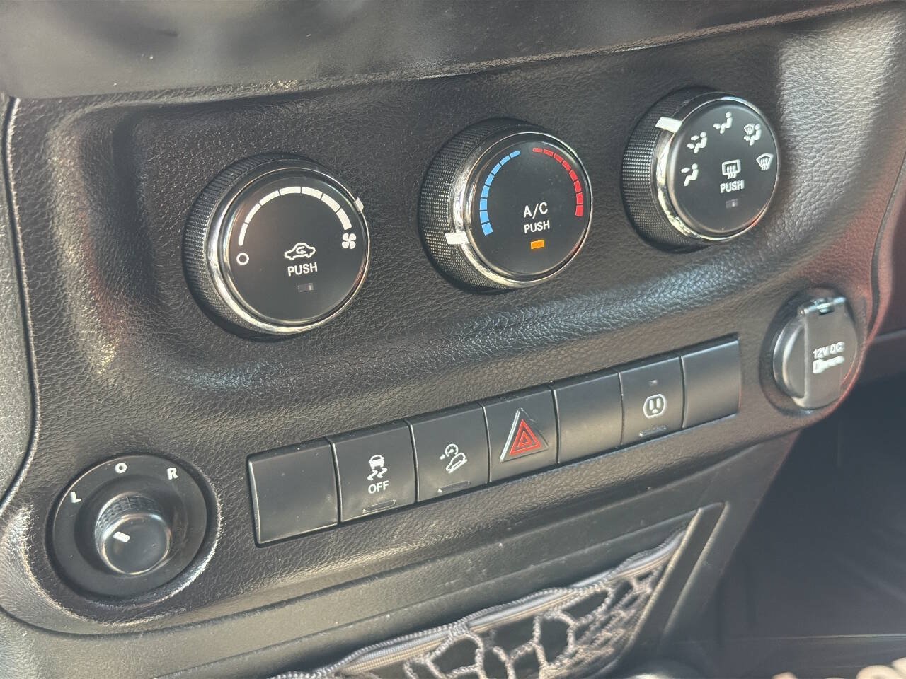 Used 2017 Jeep Wrangler Unlimited Sahara w/ Connectivity Group AWD/4WD image 31