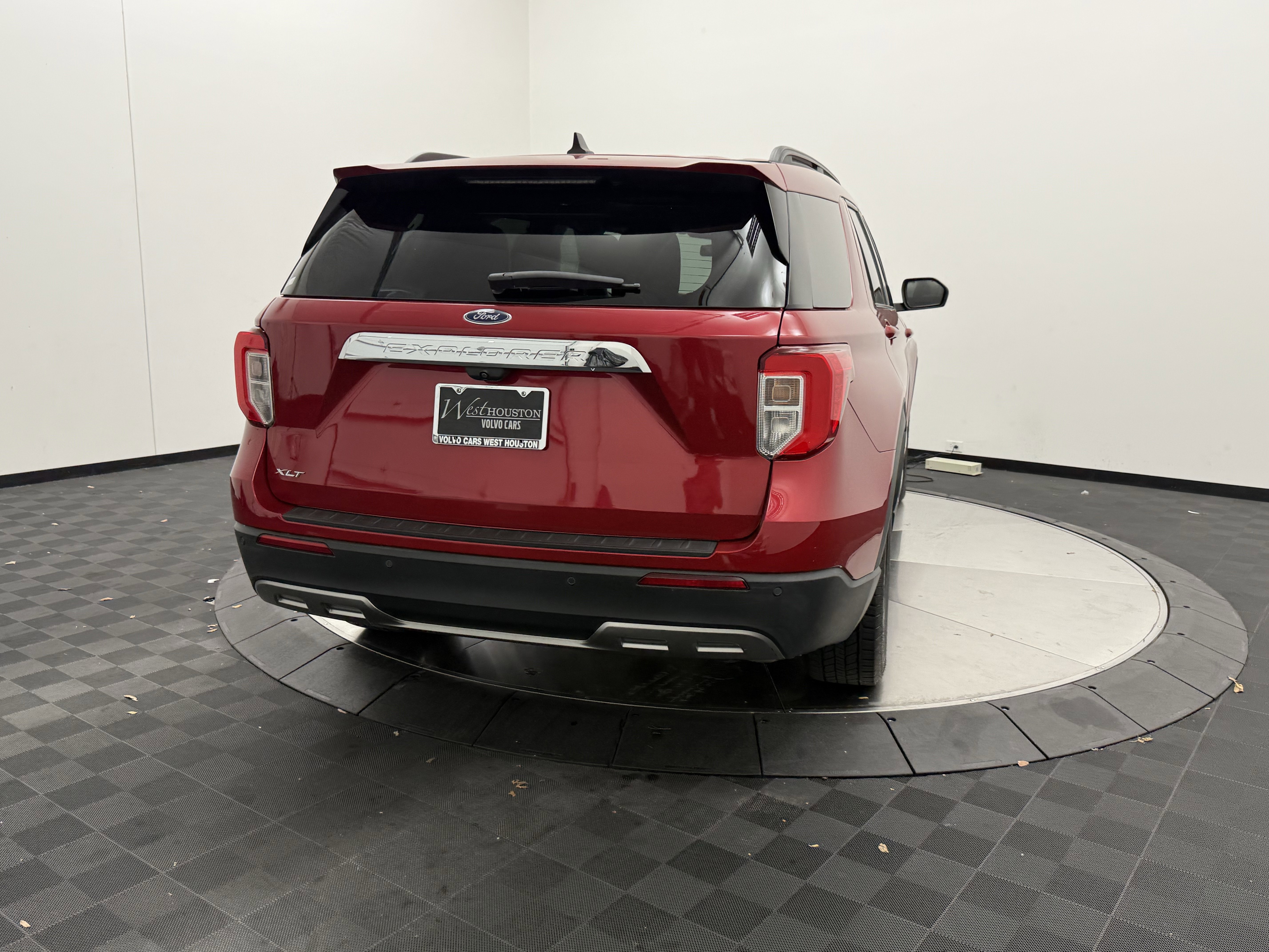 Used 2021 Ford Explorer XLT w/ Equipment Group 202A image 8