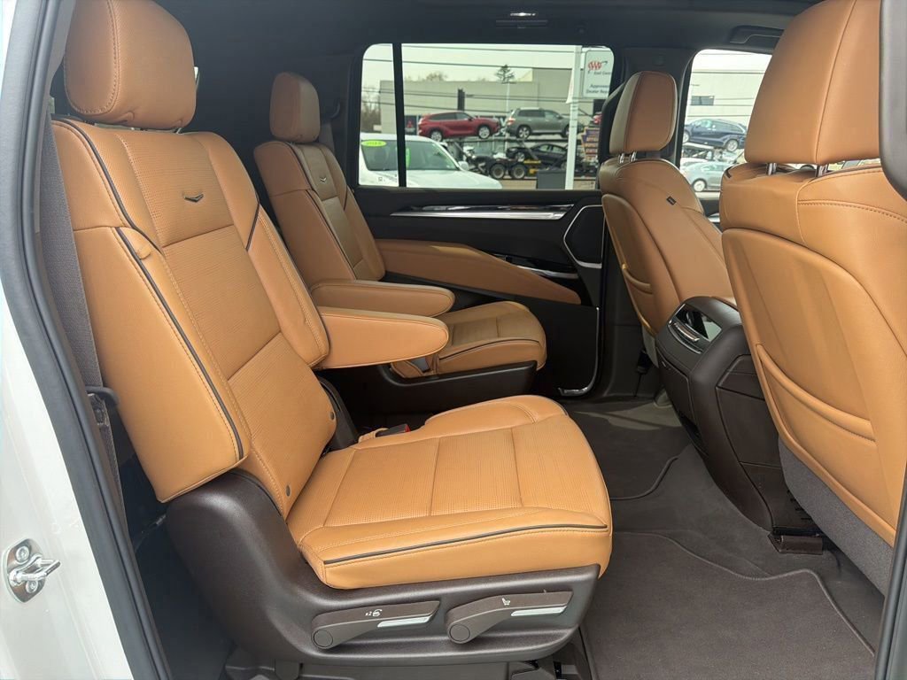 Used 2025 Cadillac Escalade ESV Premium Luxury image 14