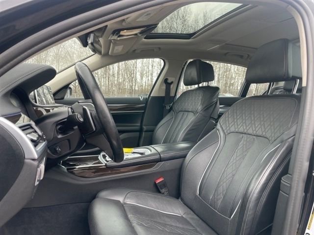 Used 2022 BMW 740i xDrive w/ Premium Package image 9