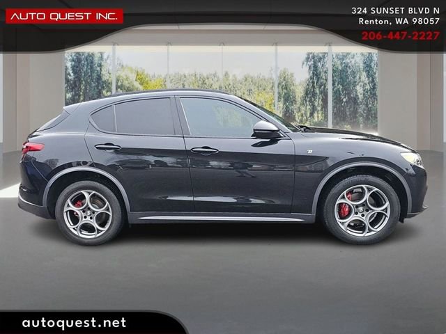 Used 2023 Alfa Romeo Stelvio Ti image 4