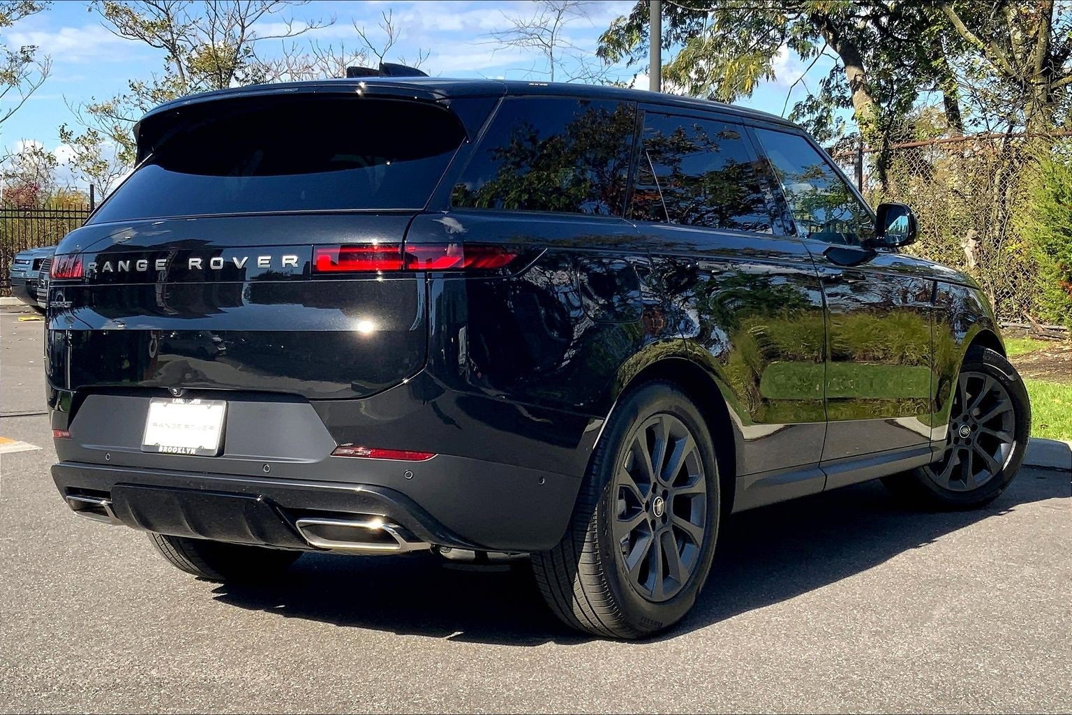 Used 2025 Land Rover Range Rover Sport image 12