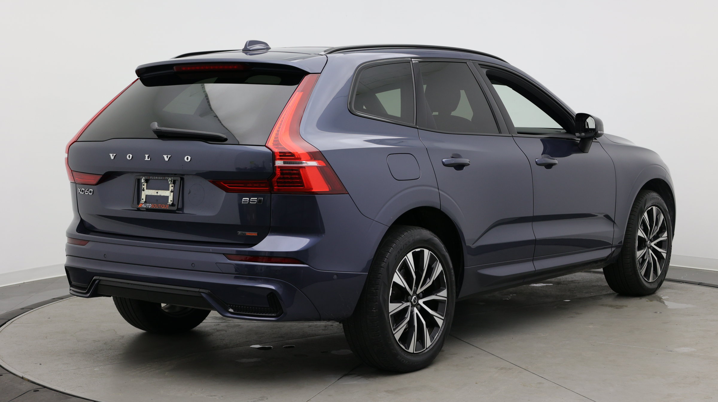 Used 2024 Volvo XC60 B5 Plus AWD/4WD image 8