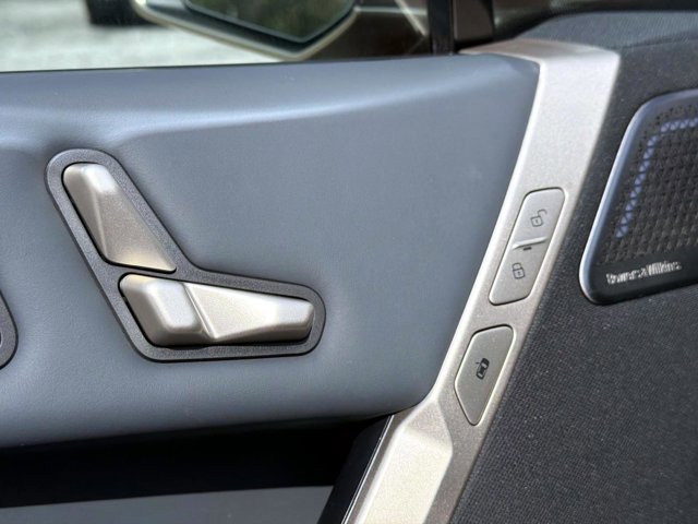 Used 2023 BMW iX M60 image 17