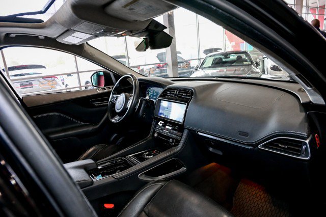 Used 2019 Jaguar F-PACE R-Sport image 26