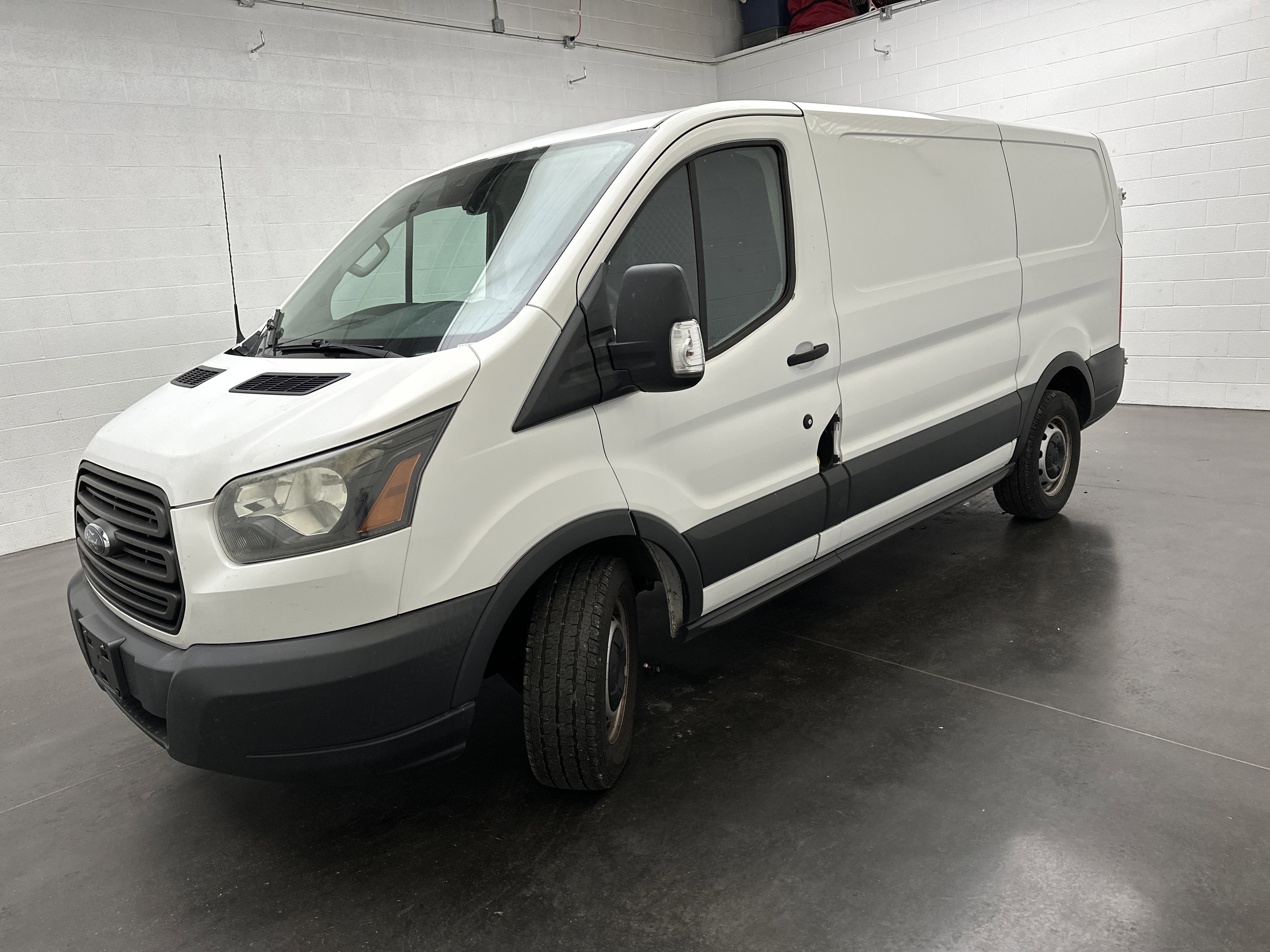 Used 2015 Ford Transit 150 130 Low Roof RWD image 4