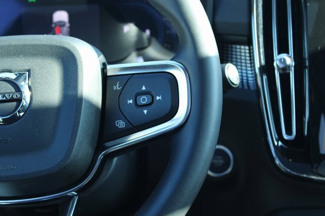 Used 2025 Volvo XC40 B5 Plus image 26