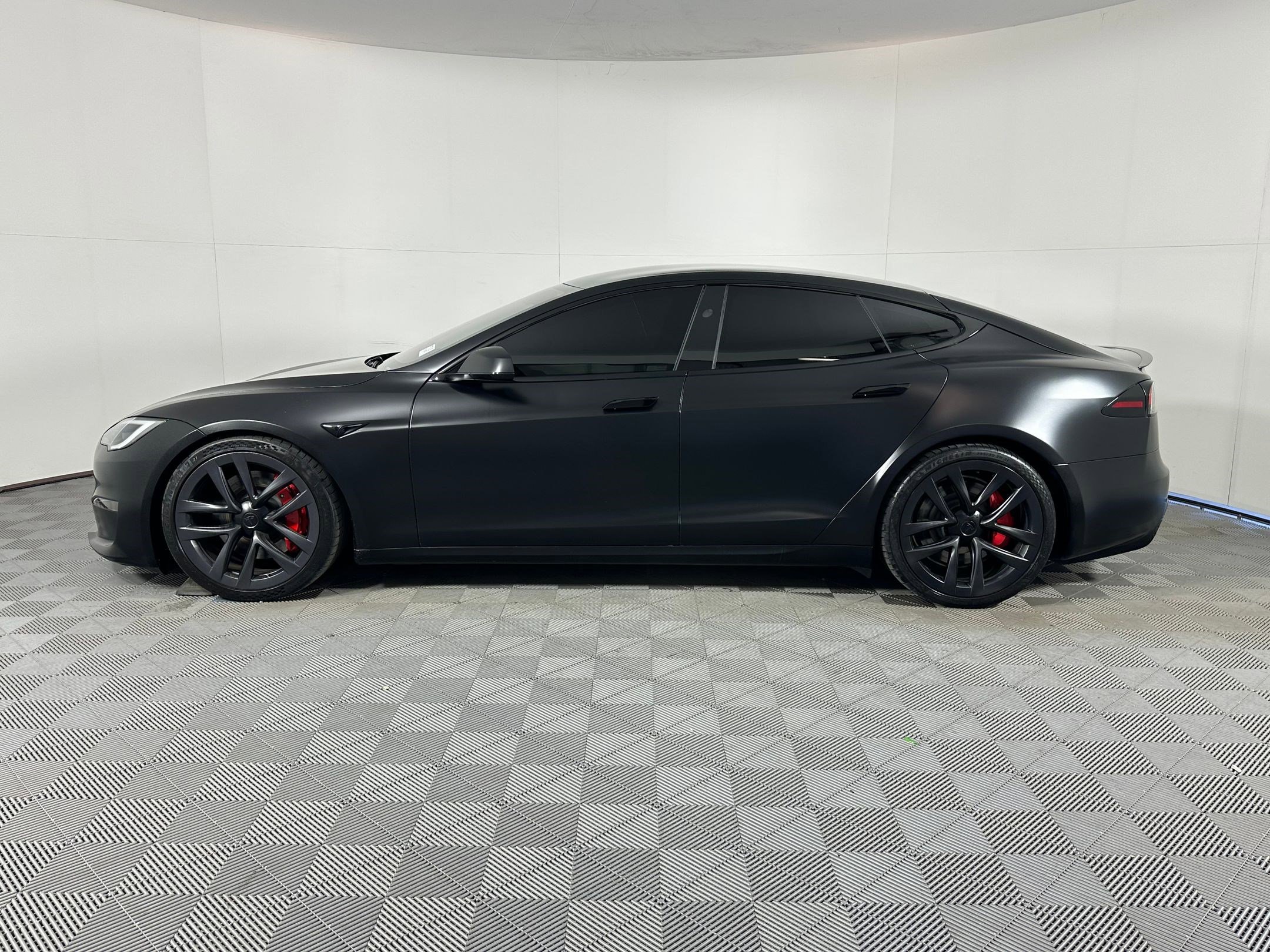 Used 2023 Tesla Model S Plaid image 2