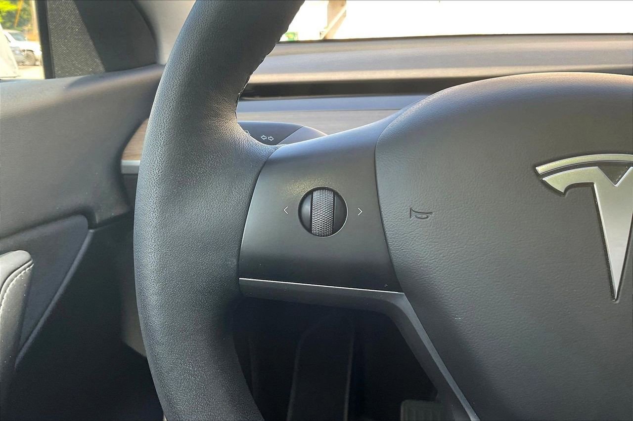 Used 2022 Tesla Model Y Long Range image 31