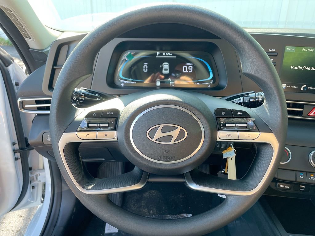 Certified 2025 Hyundai Elantra SE image 40