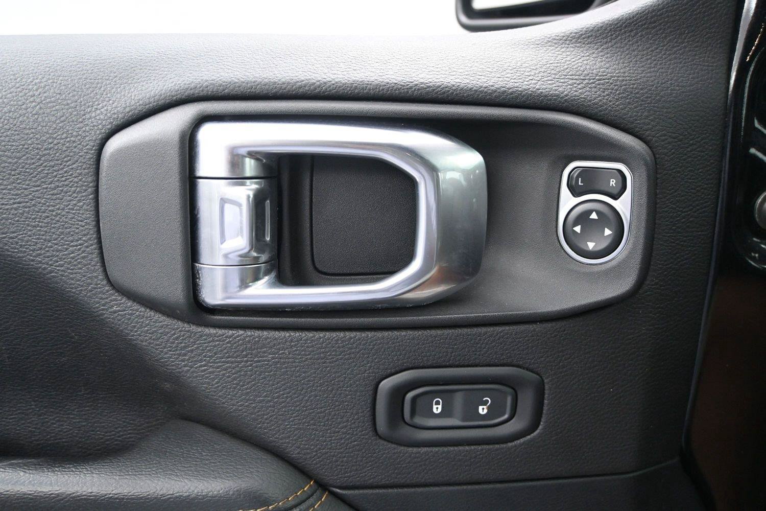 Used 2021 Jeep Wrangler Unlimited Sahara AWD/4WD image 6