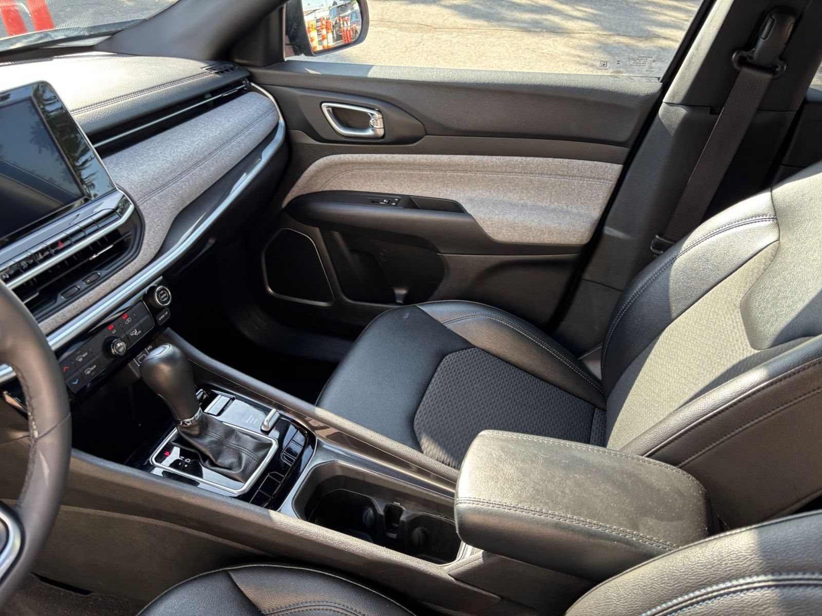 Used 2025 Jeep Compass Latitude AWD/4WD image 35