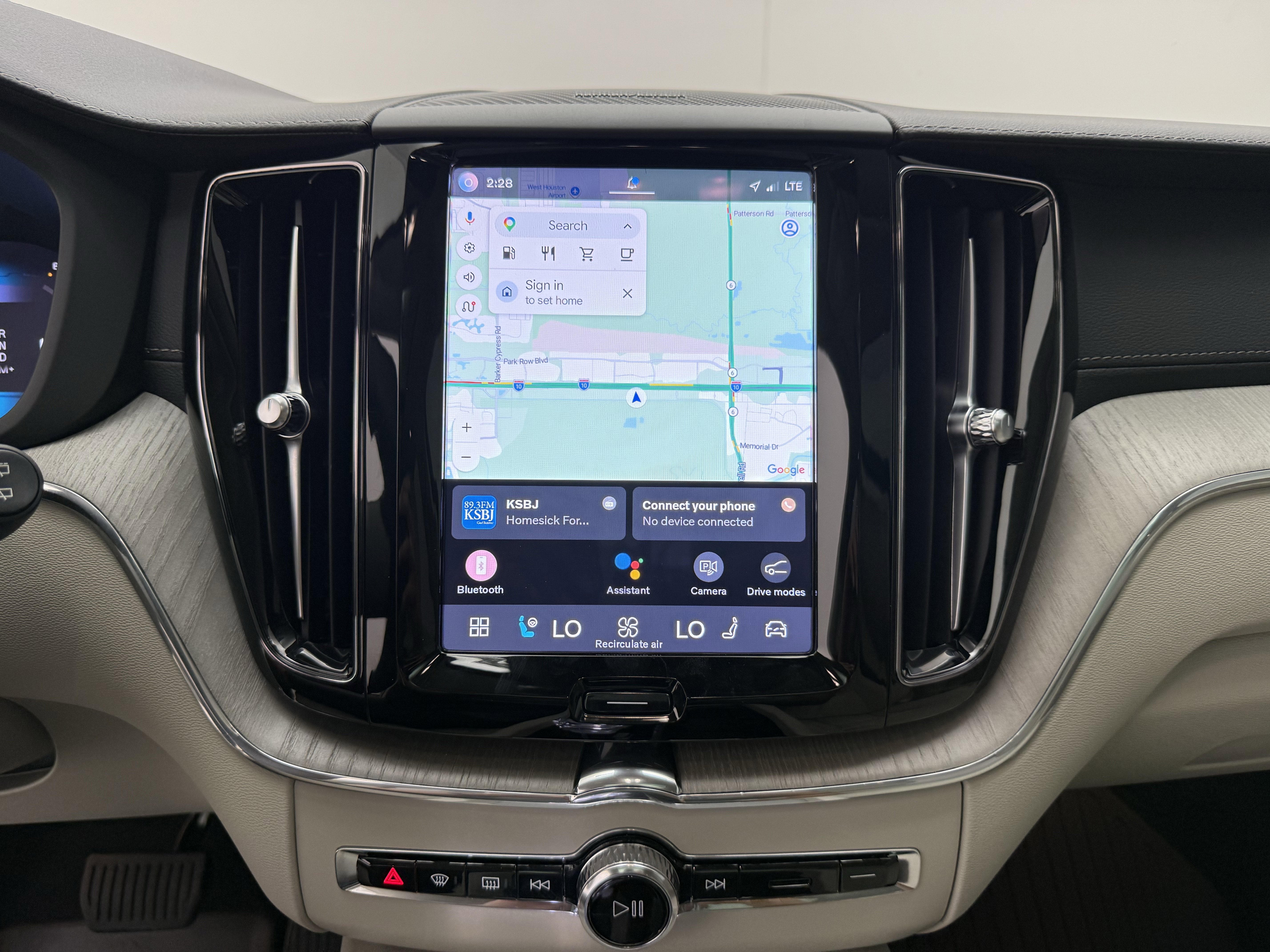 Certified 2024 Volvo XC60 B5 Ultimate w/ Protection Package Premier image 18