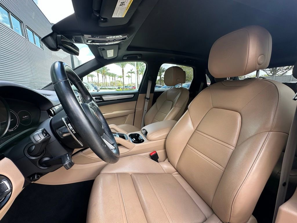 Certified 2023 Porsche Cayenne Platinum Edition image 5