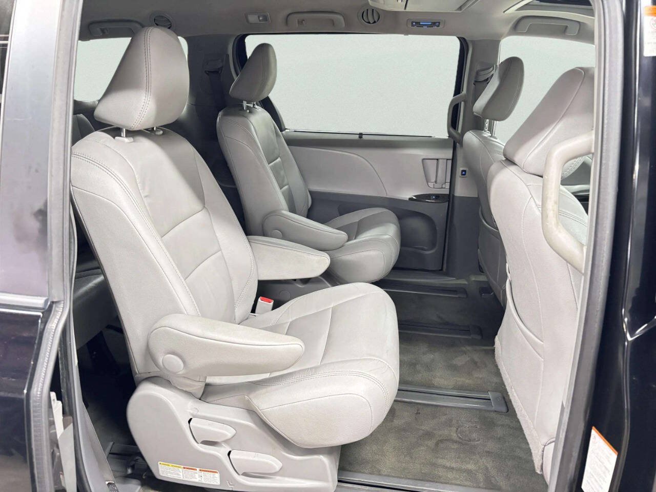 Used 2017 Toyota Sienna XLE Premium AWD/4WD image 20