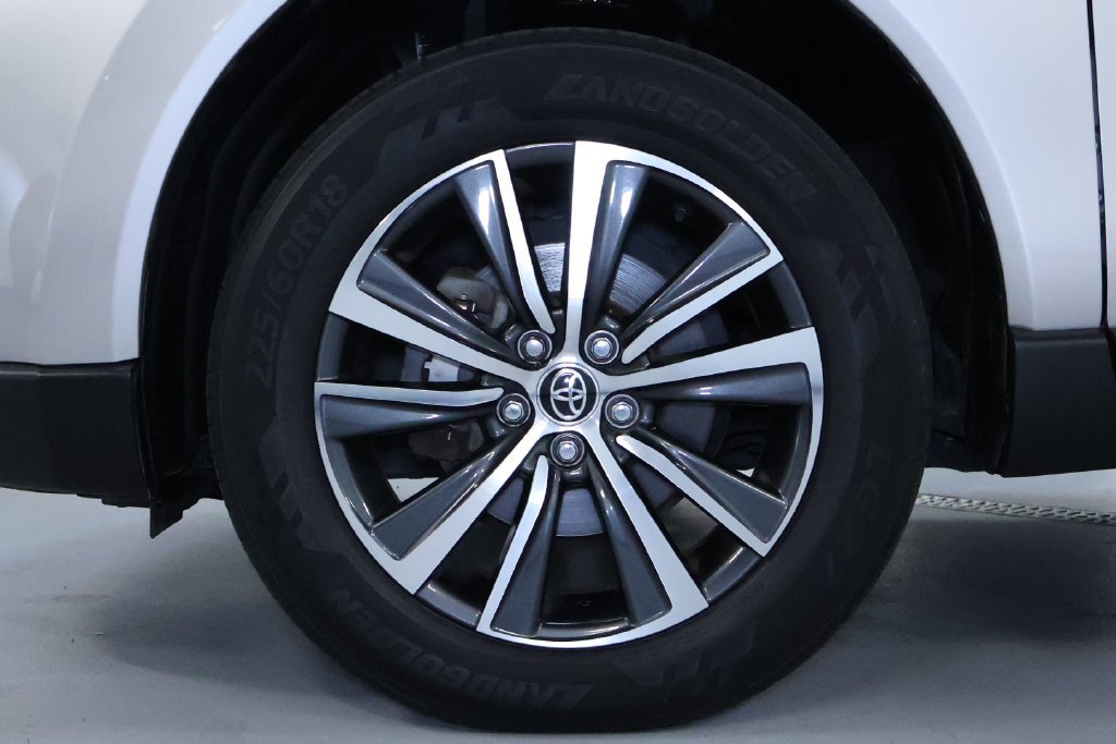 Used 2021 Toyota Venza LE AWD/4WD image 30