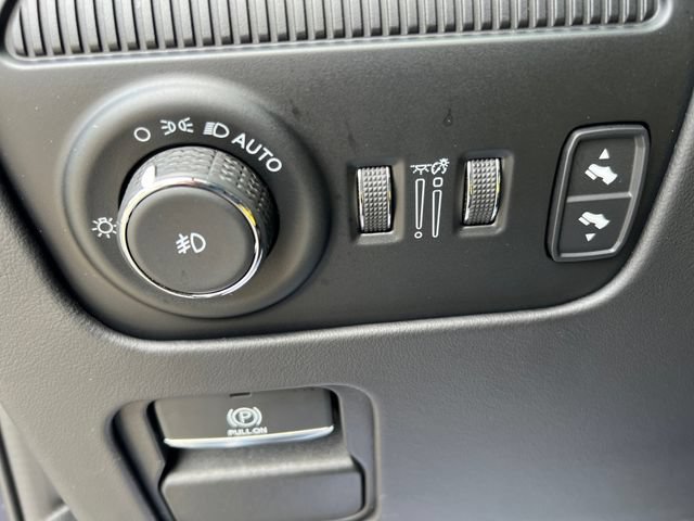 Used 2023 Jeep Grand Wagoneer Series III AWD/4WD image 23