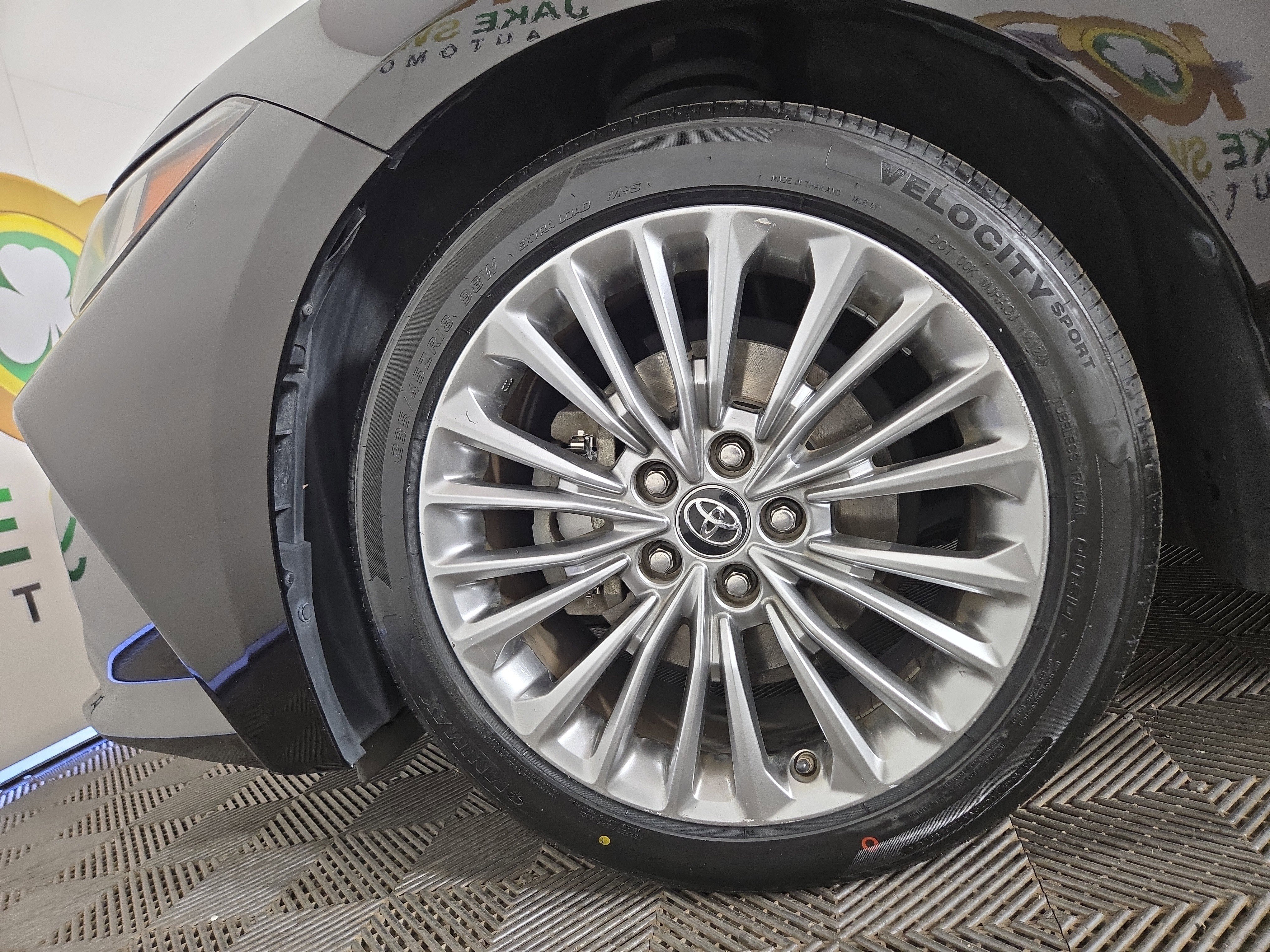 Used 2019 Toyota Avalon Limited image 34