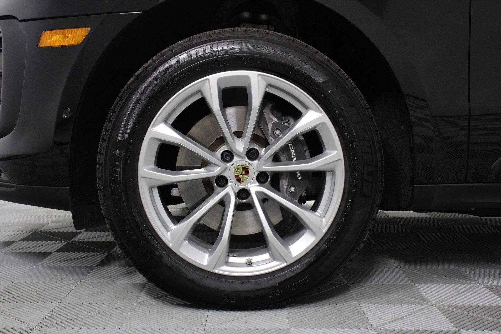 Certified 2025 Porsche Macan AWD/4WD image 30