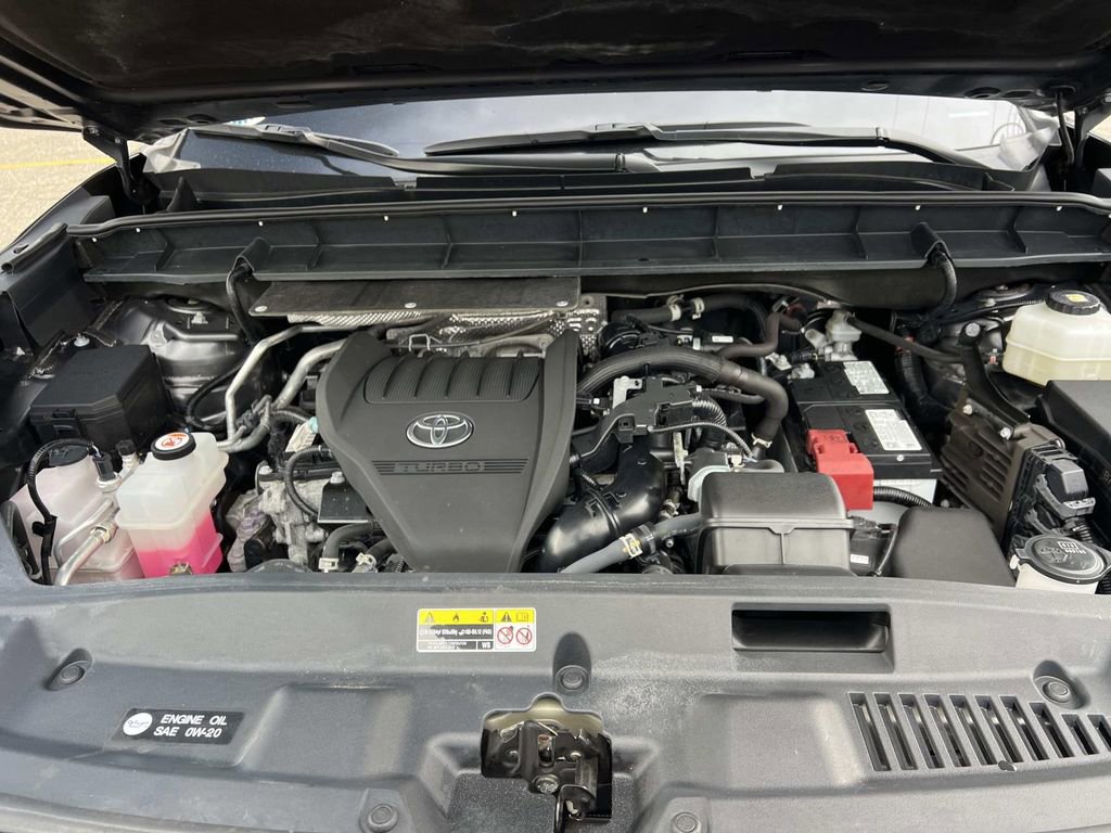 Used 2024 Toyota Highlander LE image 8