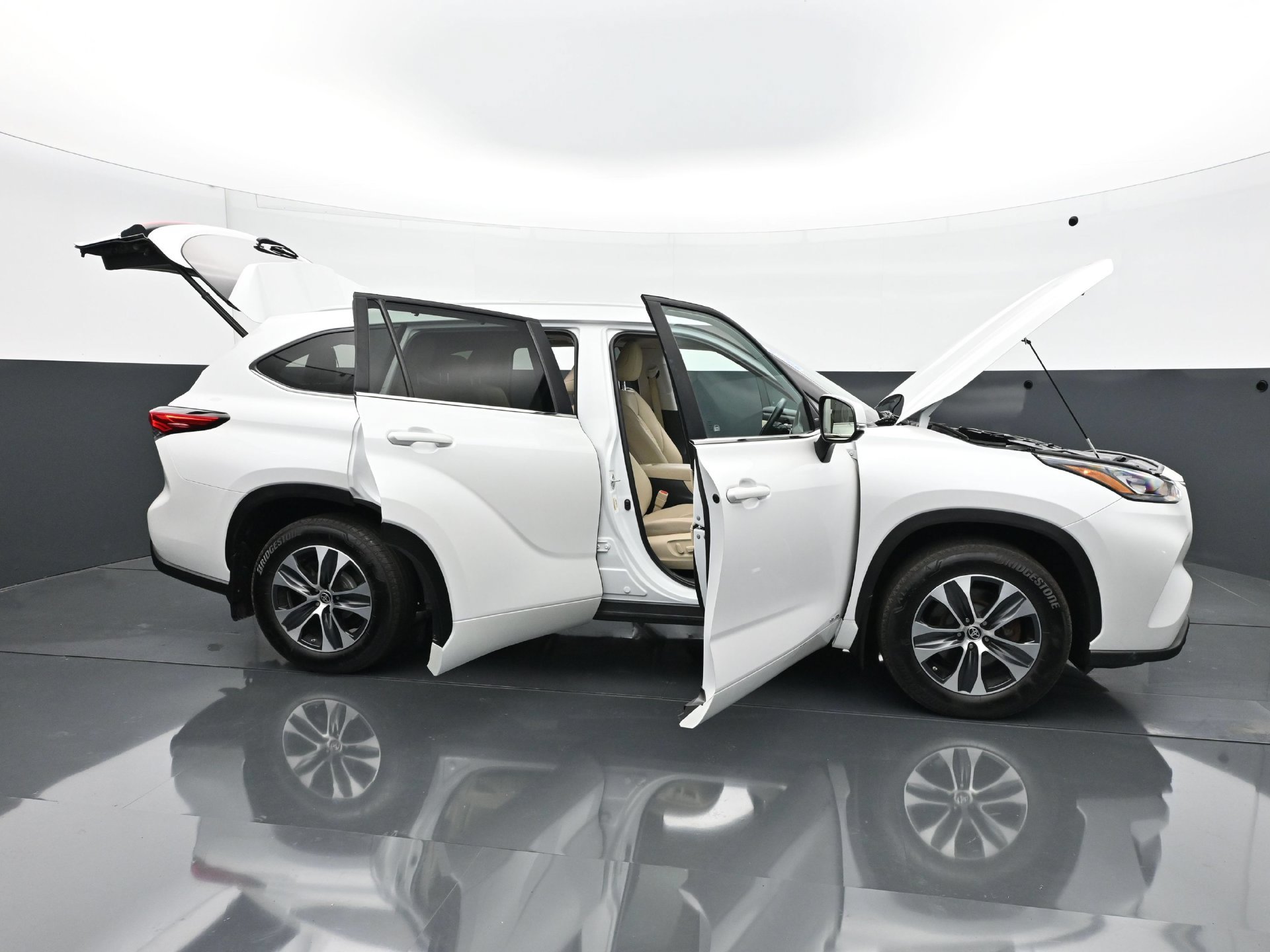 Used 2023 Toyota Highlander XLE AWD/4WD image 34