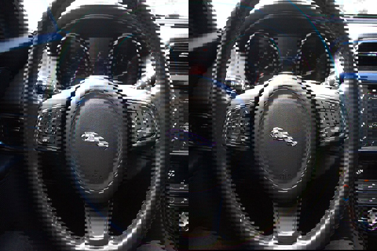 Used 2018 Jaguar XE Premium image 19