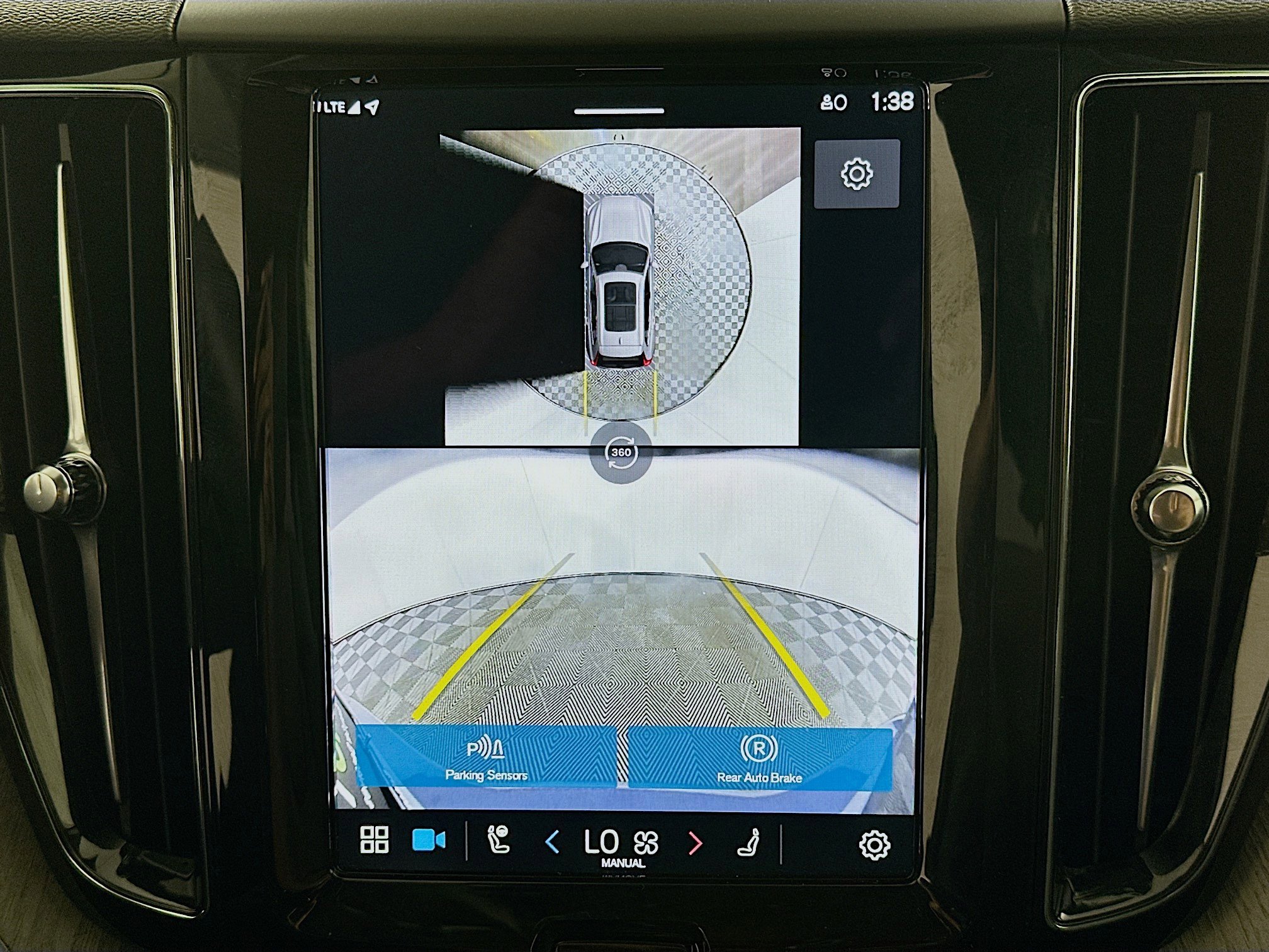 Used 2025 Volvo XC60 B5 Plus image 21