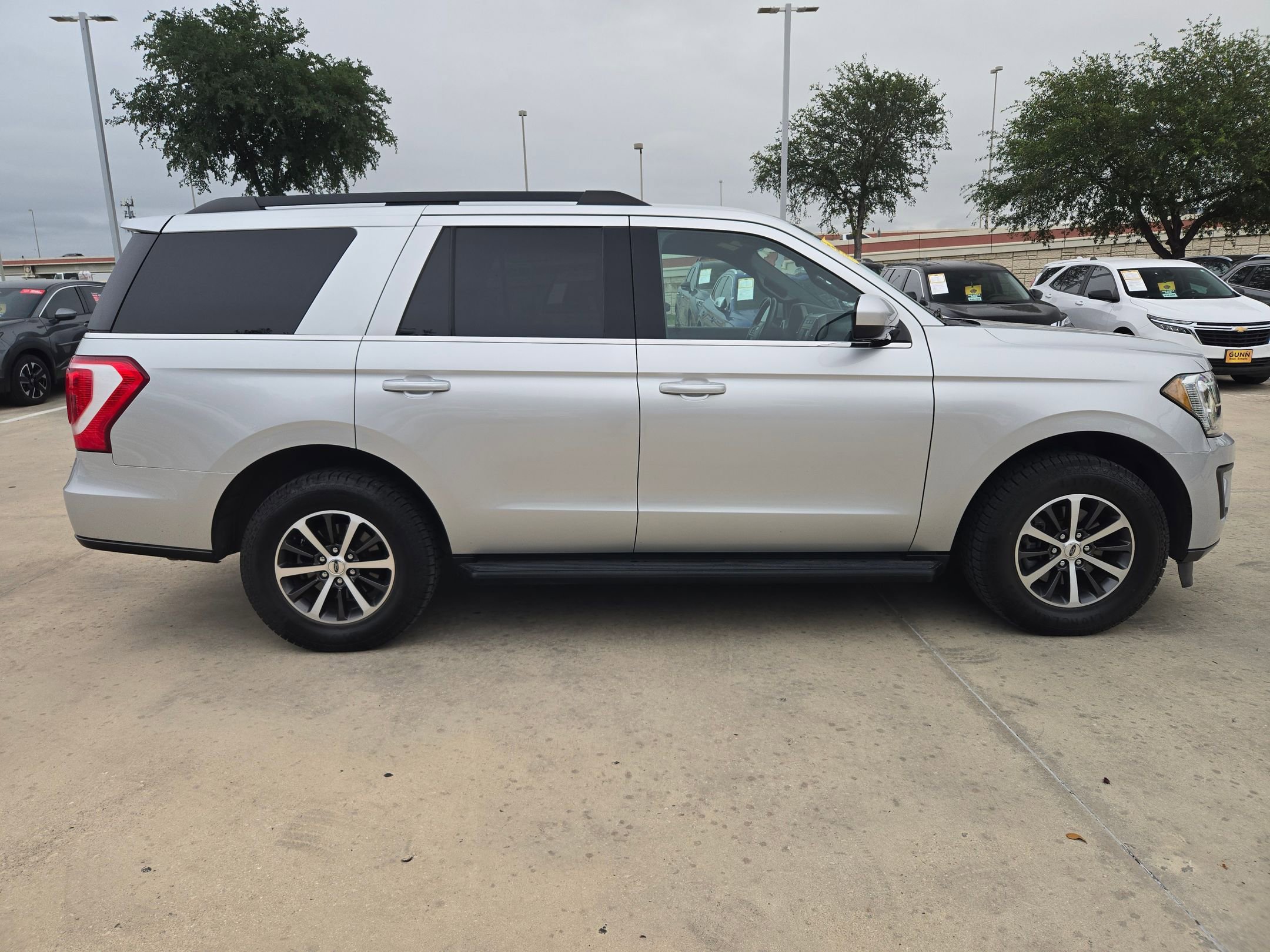 Used 2018 Ford Expedition XLT RWD image 2
