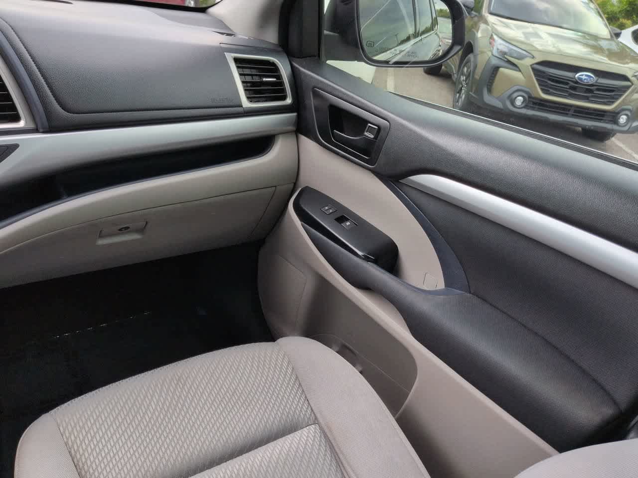 Used 2014 Toyota Highlander LE FWD image 16