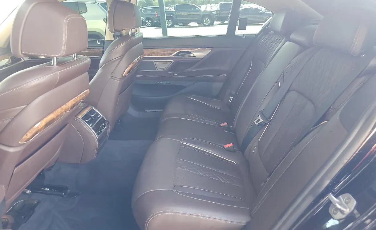 Used 2019 BMW 750i xDrive w/ Luxury Rear Seating Package AWD/4WD image 14