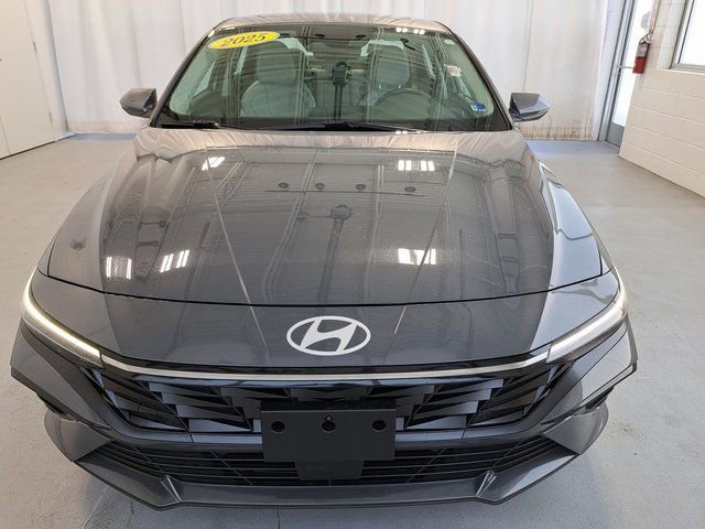 Used 2025 Hyundai Elantra Limited FWD image 3