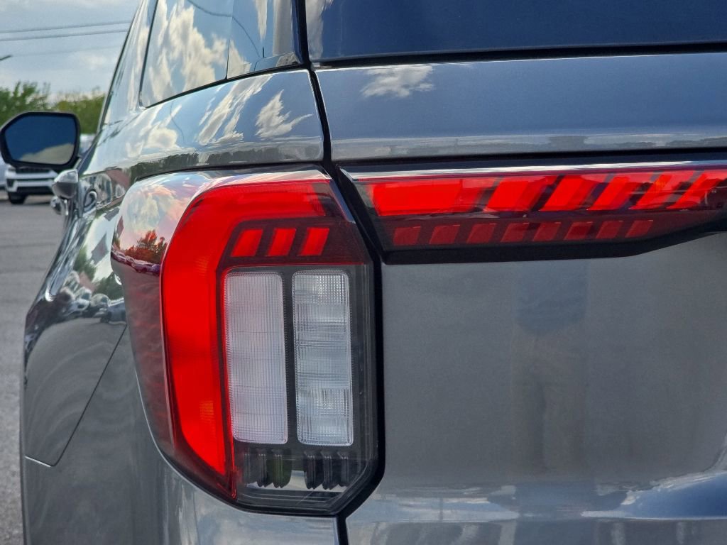 Used 2025 Ford Explorer ST-Line w/ ST-Line Street Pack AWD/4WD image 12