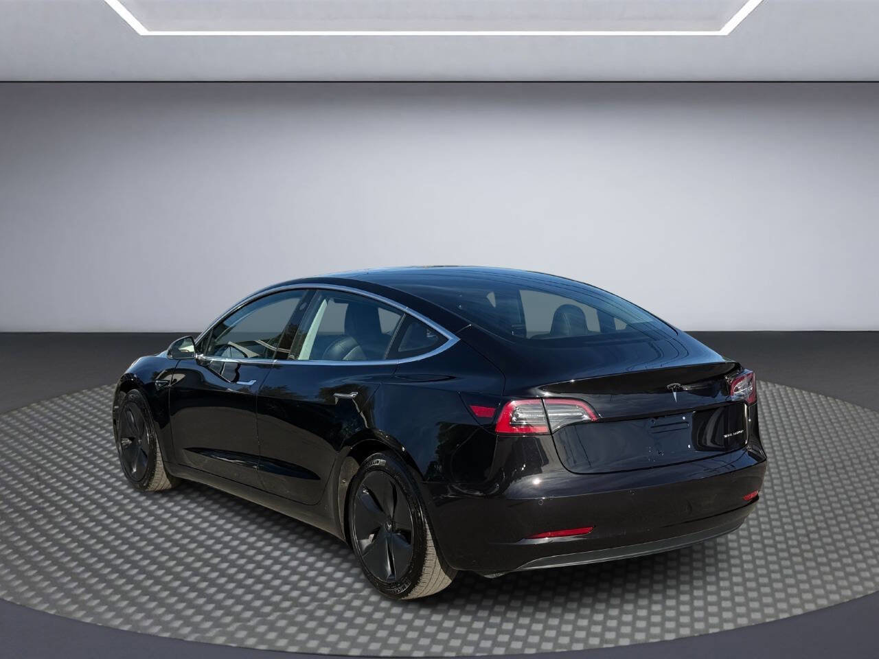 Used 2018 Tesla Model 3 Long Range image 4